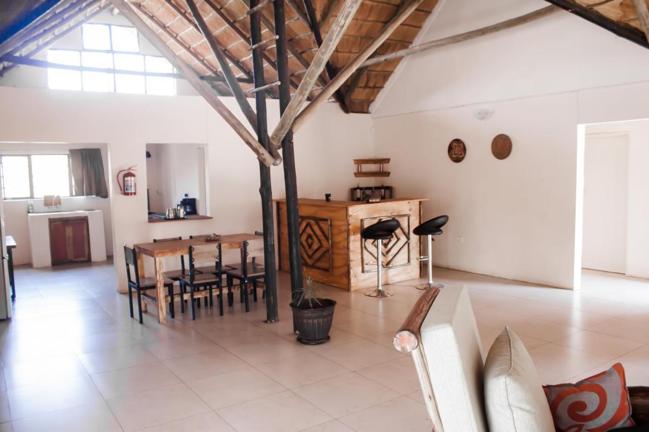 Leeville Guesthouse คาซาเนอ ภายนอก รูปภาพ
